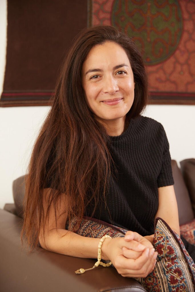 Céline Dartanian, chercheuse en ethnopharmacologie. Conférences sur les savoirs traditionnels, l'écologie, l'éthique et la propriété intellectuelle.