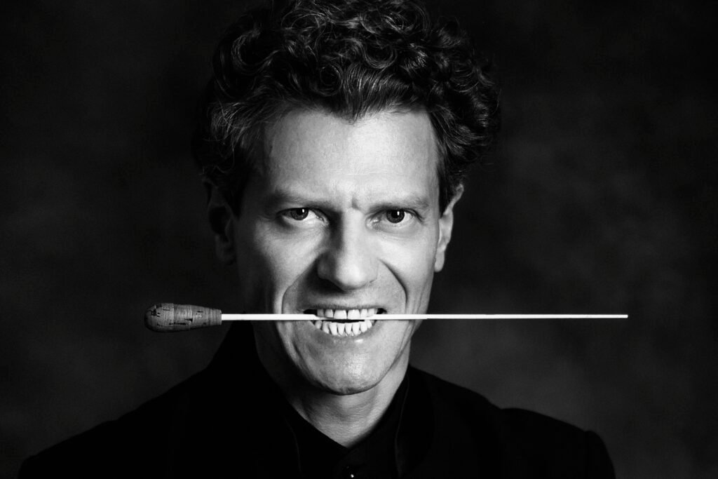 Chef d'orchestre international et conférencier, Nicolas Krauze transforme l'expérience orchestrale en levier puissant de leadership, de cohésion et de performance collective pour les entreprises.