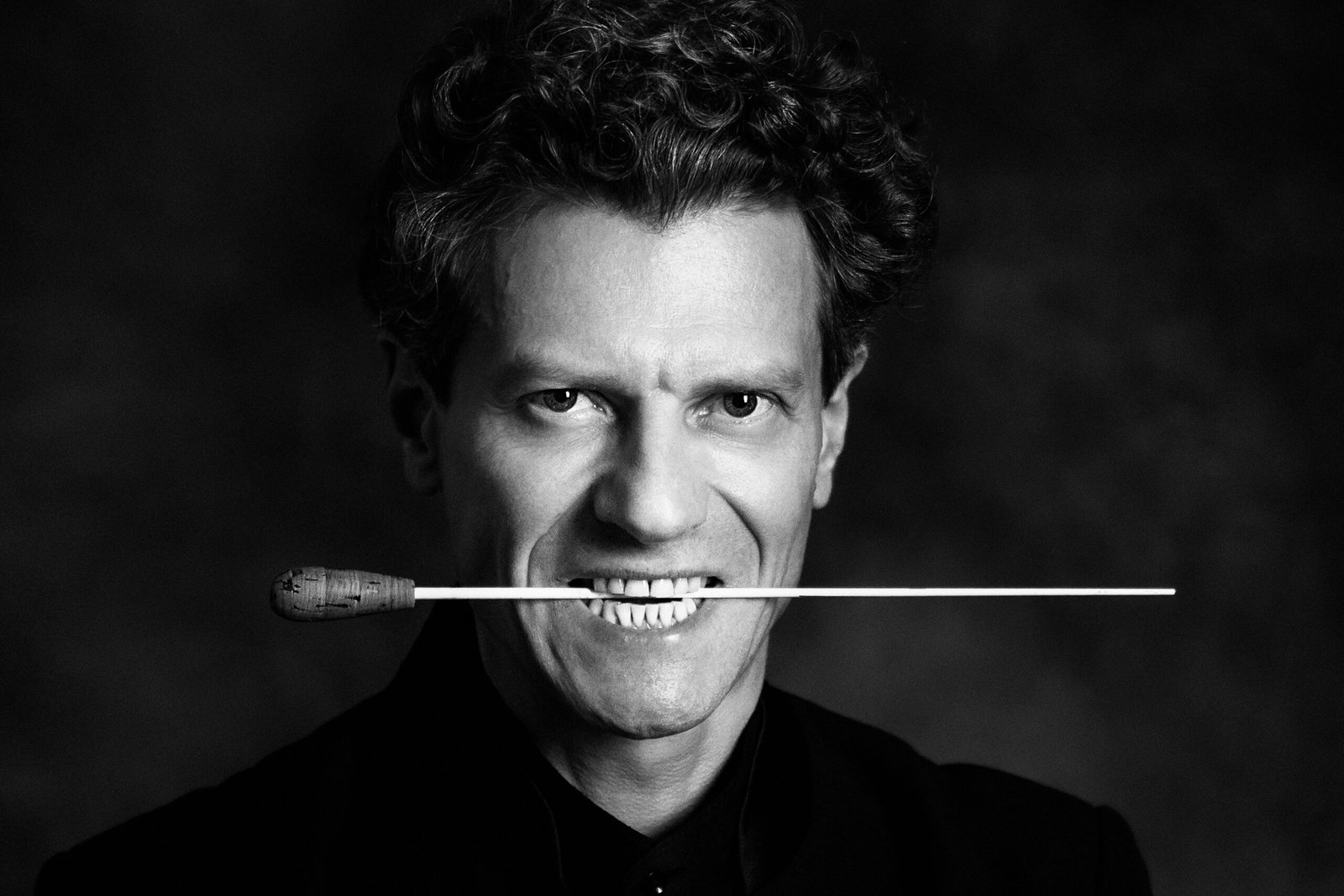 Chef d'orchestre international et conférencier, Nicolas Krauze transforme l'expérience orchestrale en levier puissant de leadership, de cohésion et de performance collective pour les entreprises.