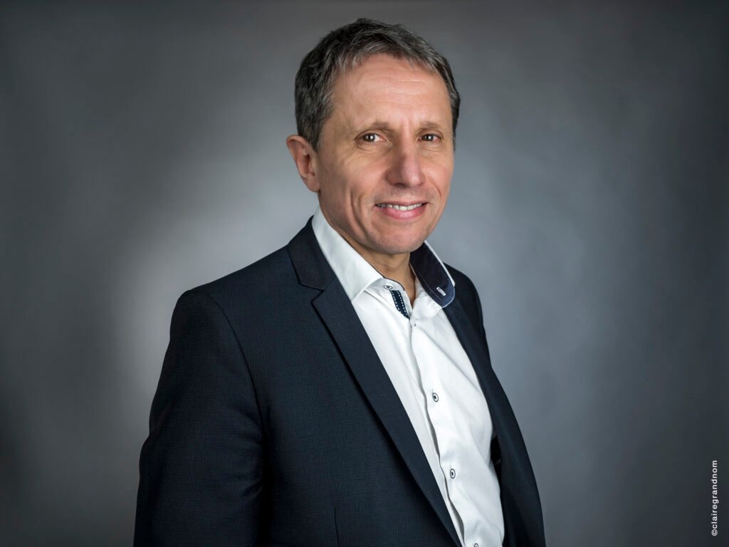 Ancien directeur du développement durable du groupe Bouygues, Fabrice Bonnifet est aujourd’hui conférencier et expert indépendant. Il préside le C3D, enseigne dans plusieurs grandes écoles, et aide les organisations à concevoir des stratégies alignées avec les enjeux climatiques, sociaux et économiques de long terme.