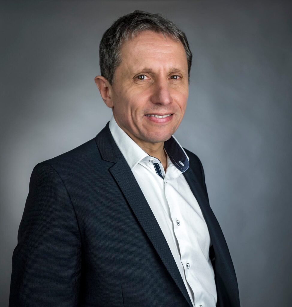 Ancien directeur du développement durable du groupe Bouygues, Fabrice Bonnifet est aujourd’hui conférencier et expert indépendant. Il préside le C3D, enseigne dans plusieurs grandes écoles, et aide les organisations à concevoir des stratégies alignées avec les enjeux climatiques, sociaux et économiques de long terme.