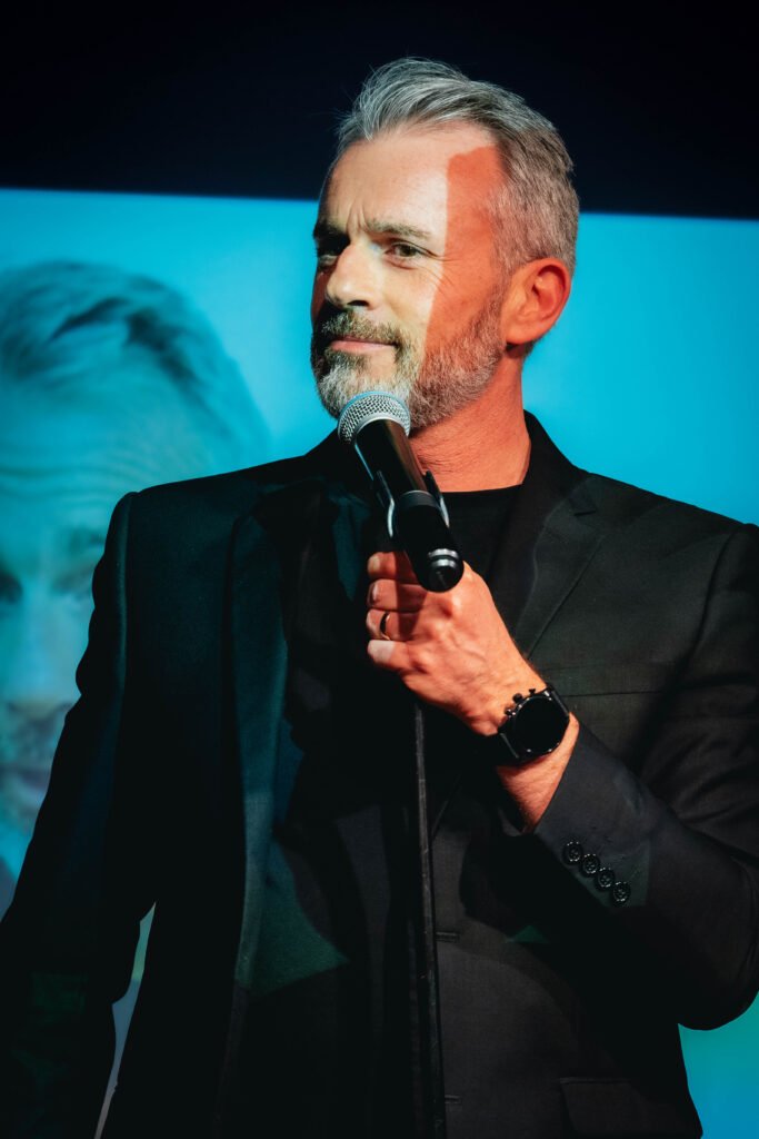 Olivier Monin, conférencier standupper, utilise l'humour pour aborder l'audace, le leadership et le bien-être en entreprise via ses célèbres "Qu'est-ce qui m'a pris d'être un...".