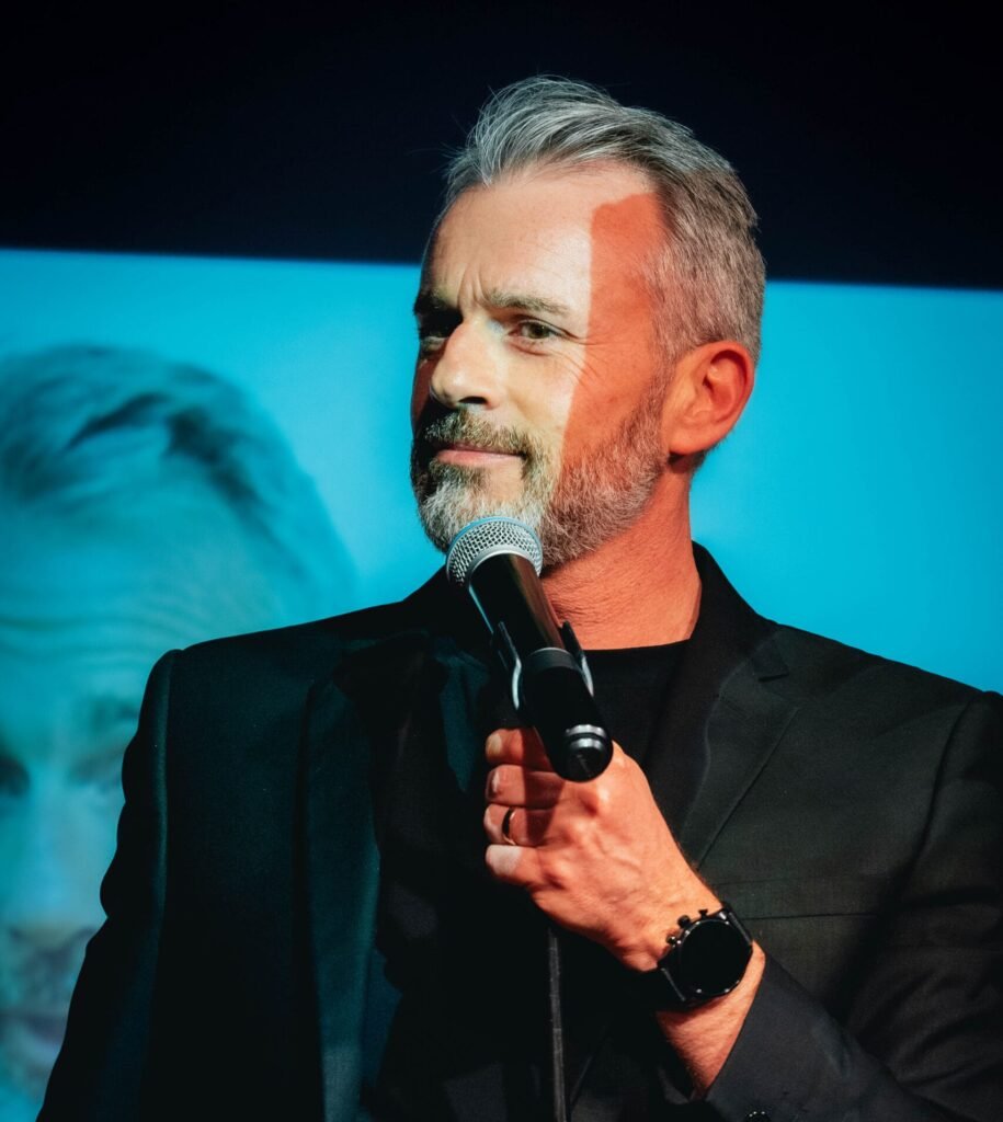 Olivier Monin, conférencier standupper, utilise l'humour pour aborder l'audace, le leadership et le bien-être en entreprise via ses célèbres "Qu'est-ce qui m'a pris d'être un...".