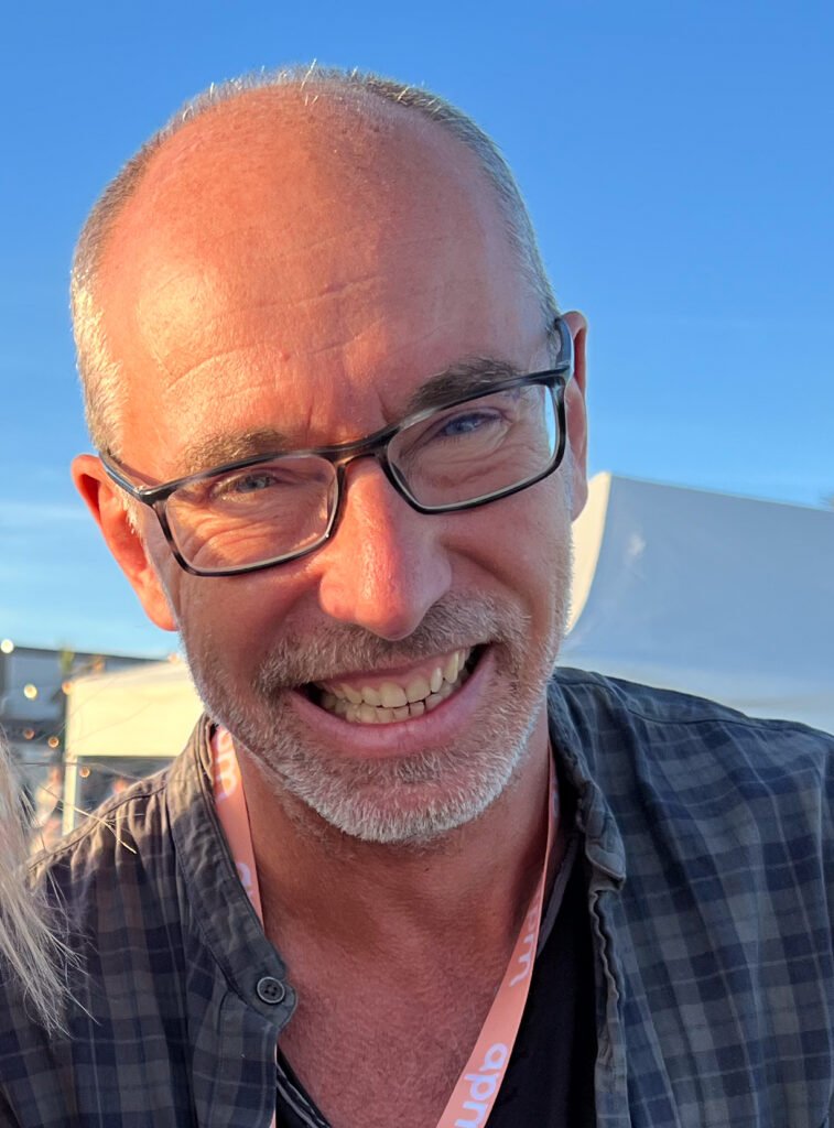 Arnaud Poissonnier, entrepreneur à succès (Babyloan), propose des conférences sur les sites de rencontres, l'économie et le futur de la société.
