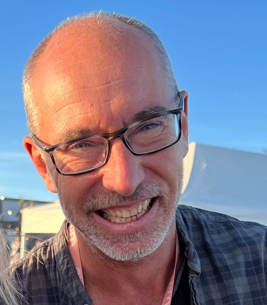 Arnaud Poissonnier, entrepreneur à succès (Babyloan), propose des conférences sur les sites de rencontres, l'économie et le futur de la société.