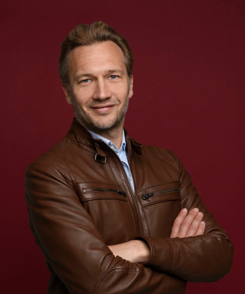 Arnaud Collery, conférencier international, incarne le bonheur au travail et la résilience pour inspirer leaders et équipes.