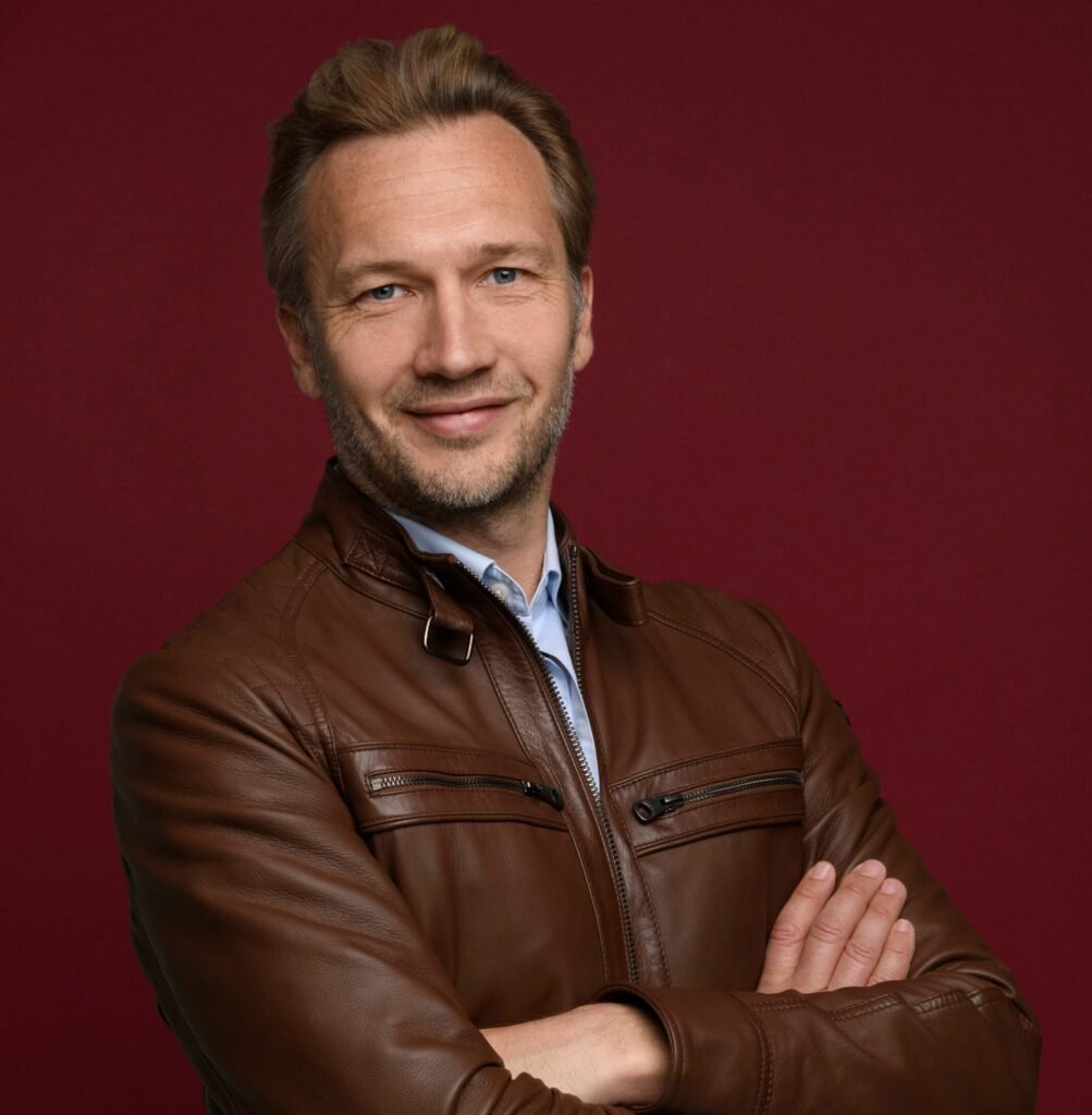 Arnaud Collery, conférencier international, incarne le bonheur au travail et la résilience pour inspirer leaders et équipes.