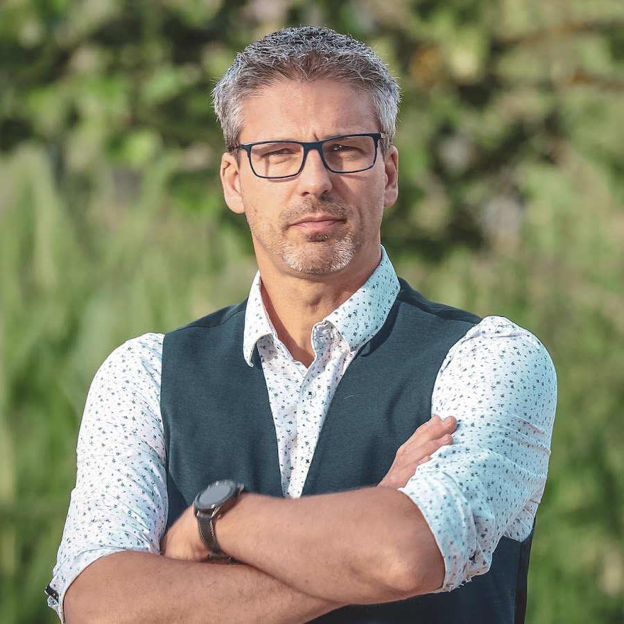 Vincent Leclerc, animateur, conférencier et hypnothérapeute québécois en France, mêle humour, interaction et originalité dans ses interventions.