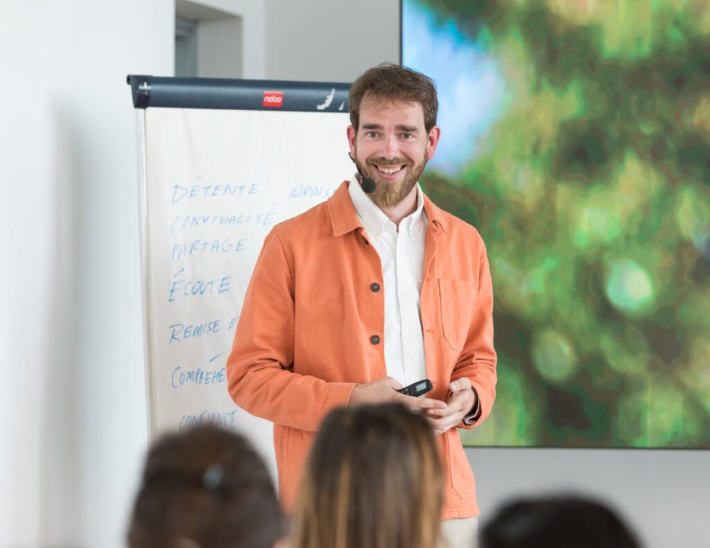 Ancien directeur de la communication chez Dassault et Airbus, Vincent Le Bouder est aujourd’hui conférencier et coach certifié. Spécialiste de la communication assertive, il aide les organisations à instaurer confiance, feedback constructif et cohésion durable.