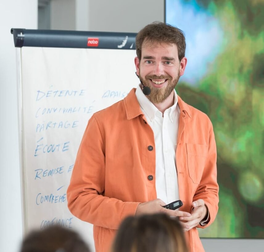 Ancien directeur de la communication chez Dassault et Airbus, Vincent Le Bouder est aujourd’hui conférencier et coach certifié. Spécialiste de la communication assertive, il aide les organisations à instaurer confiance, feedback constructif et cohésion durable.