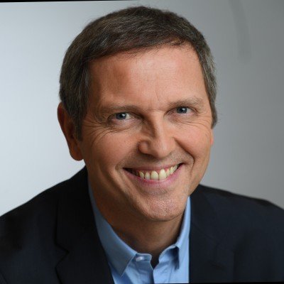 Journaliste et animateur, Thomas Hugues présente « Sens Public » sur Public Sénat et « Smart Impact » sur BSMART et intervient comme maître de cérémonie.