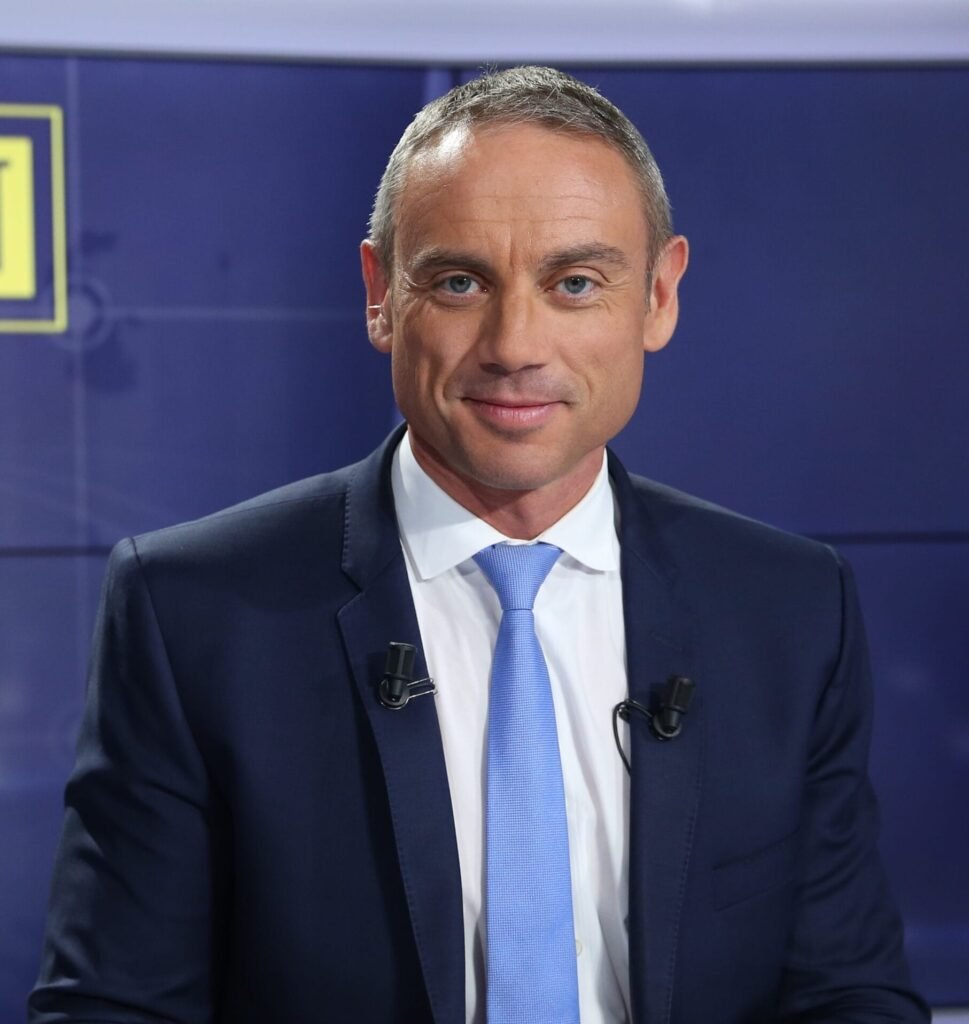 Journaliste et présentateur TV (BFM Business, ex-France 2 et BFMTV), Gilane Barret anime des événements d’entreprise et accompagne les intervenants internes sur leurs prises de parole stratégiques.